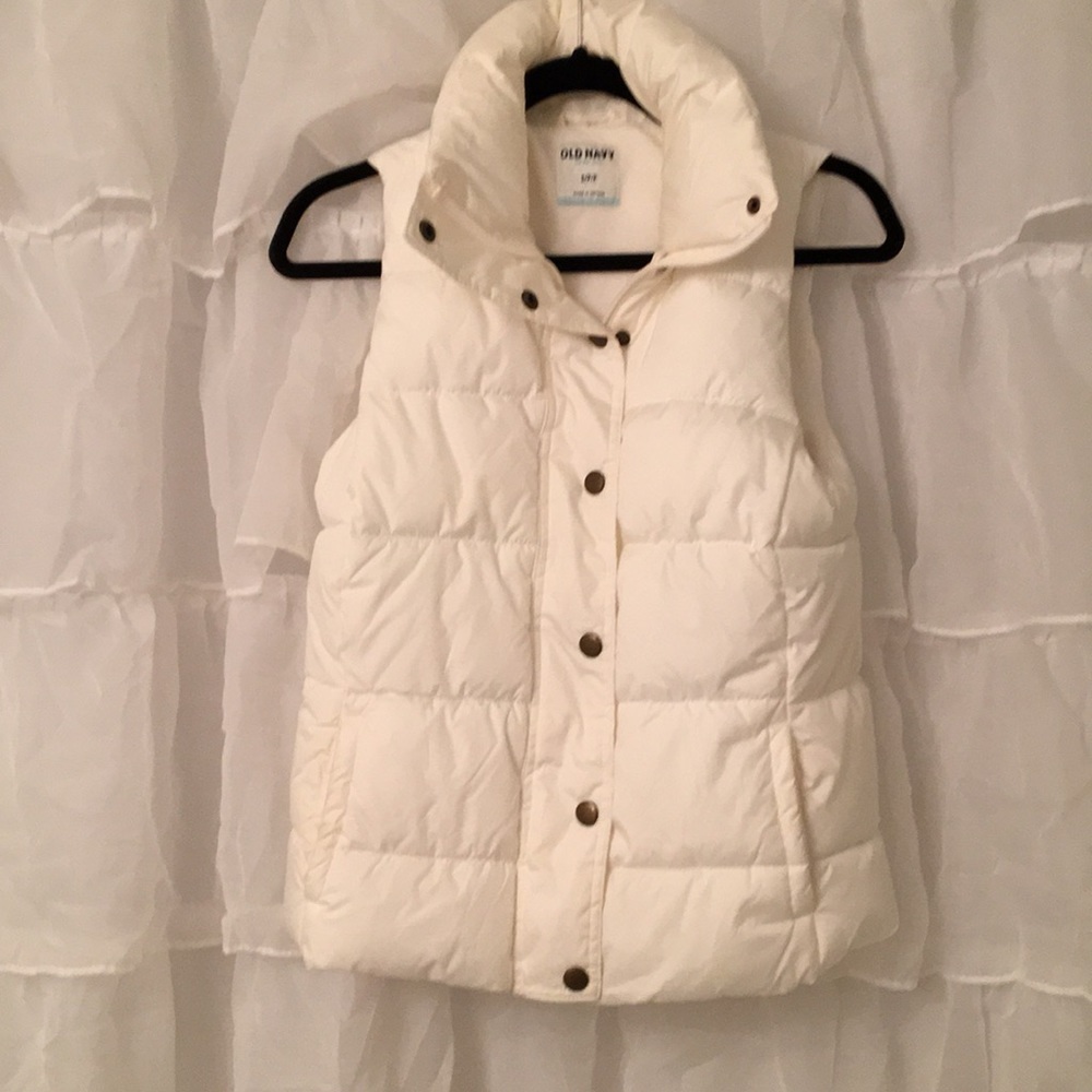 White fleece lined vest with zipper and snaps
